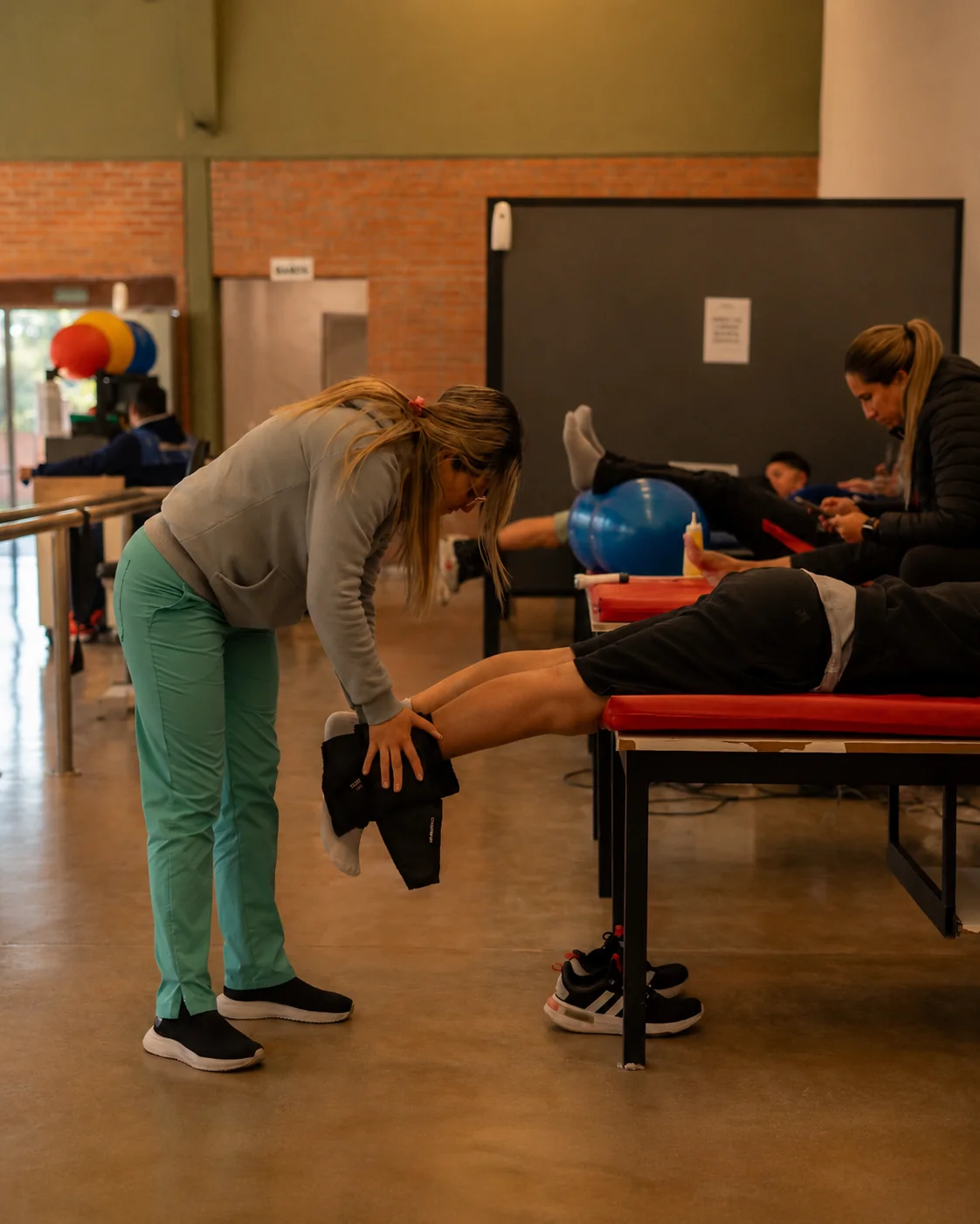 Profesional de FISIKA realizando una sesión de rehabilitación